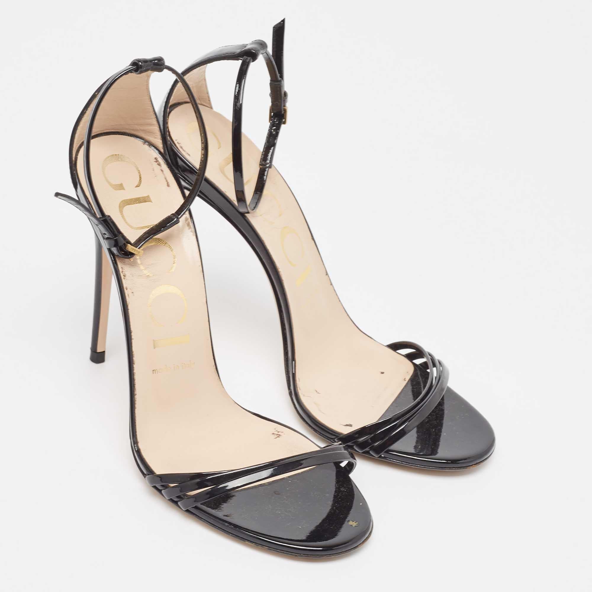 Schwarze Gucci-Sandalen aus Lackleder mit Knöchelriemen Größe 38 Damen im Angebot