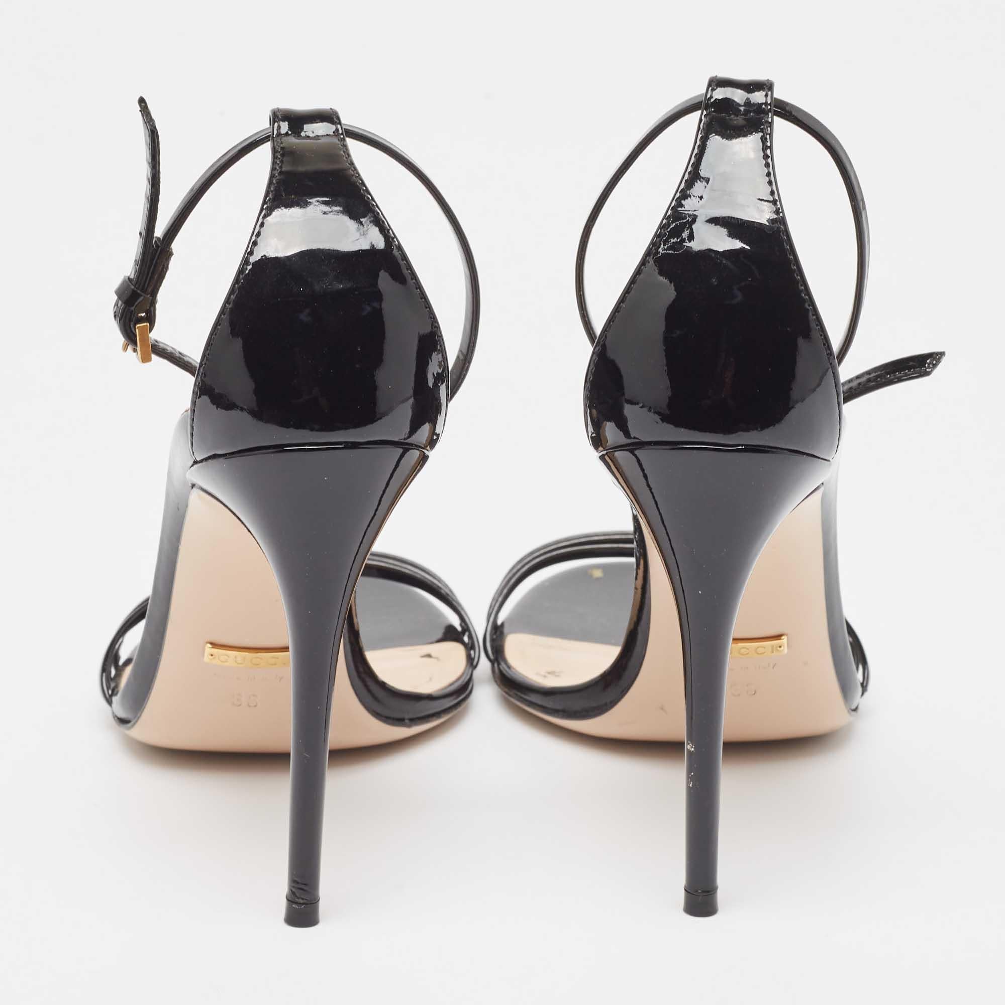 Schwarze Gucci-Sandalen aus Lackleder mit Knöchelriemen Größe 38 im Angebot 1