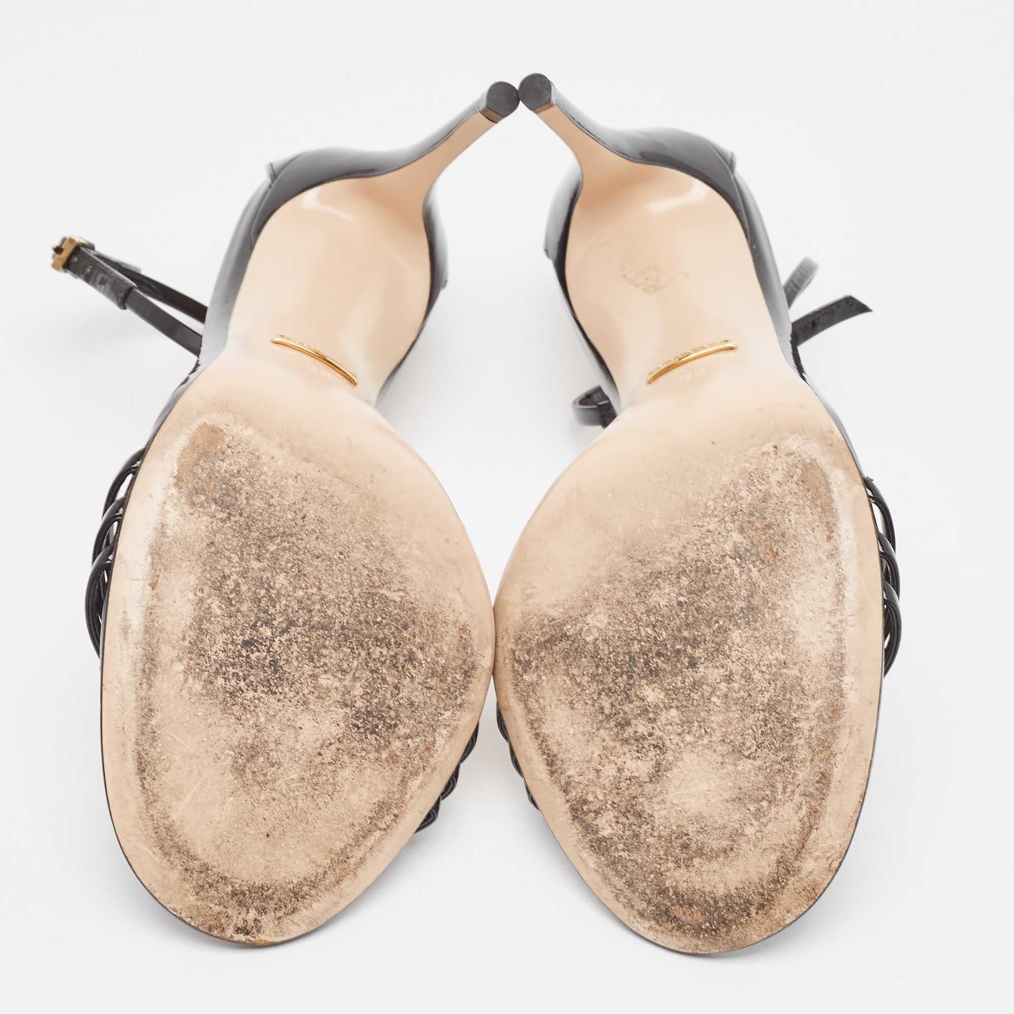 Schwarze Gucci-Sandalen aus Lackleder mit Knöchelriemen Größe 38 im Angebot 2