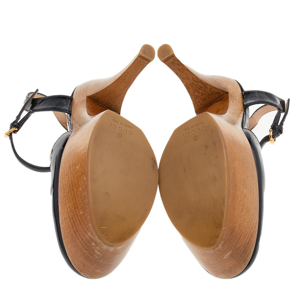 Gucci Black Patent Leather Ankle Strap Wooden Platform Sandals Size 36 In Good Condition In Dubai, Al Qouz 2