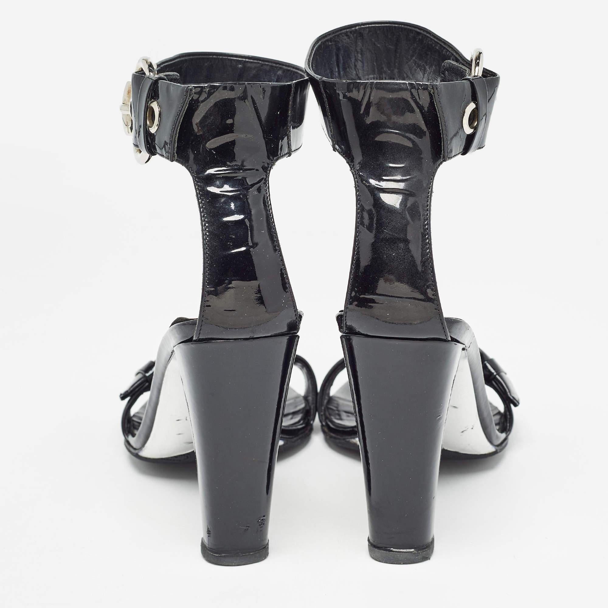 Gucci Schwarze Sandalen aus Lackleder mit Knöchelriemen und Schnalle Detail Größe 38,5 im Angebot 1