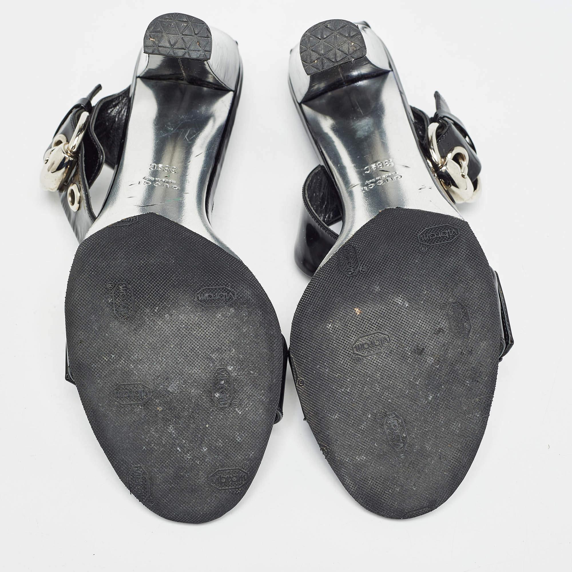 Gucci Schwarze Sandalen aus Lackleder mit Knöchelriemen und Schnalle Detail Größe 38,5 im Angebot 2