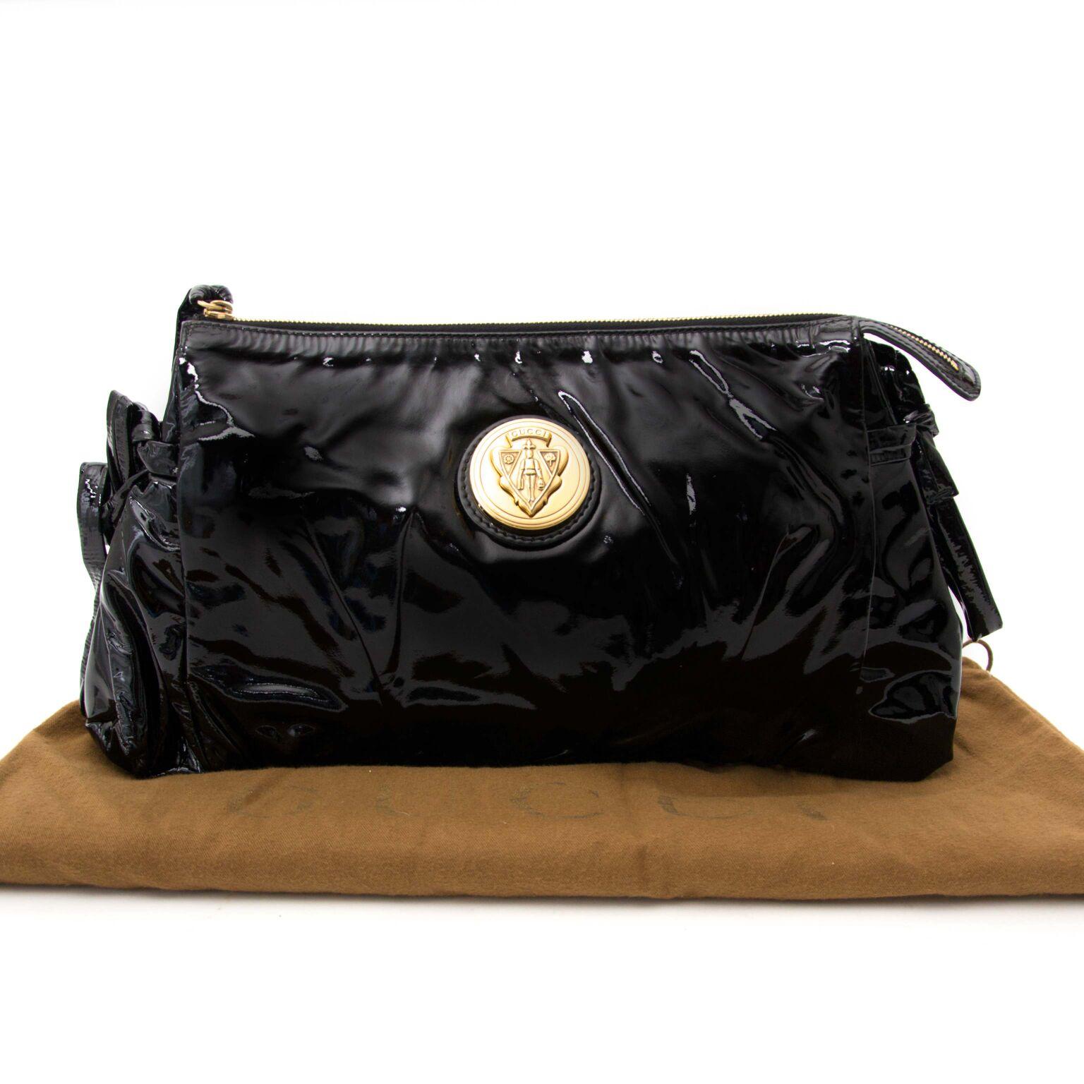 In excellent condition

 Gucci Black Patent Leather Clutch

This shiny black clutch is big enough for all your personal belongings. The gold-toned hardware gives the bag an exclusive look.

Comes with:

booklet
dust bag