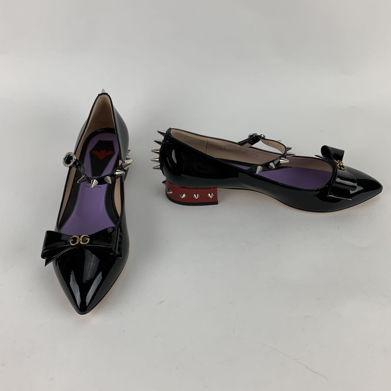 Beautiful Gucci 'Spike Sadie' Mary Jane shoes in black patent leather. They feature pointed toe, bow detailing on the toes with GG - GUCCI logo in gold metal, silver spike detailing and a crystal buckle. Covered block heels in red patent leather.