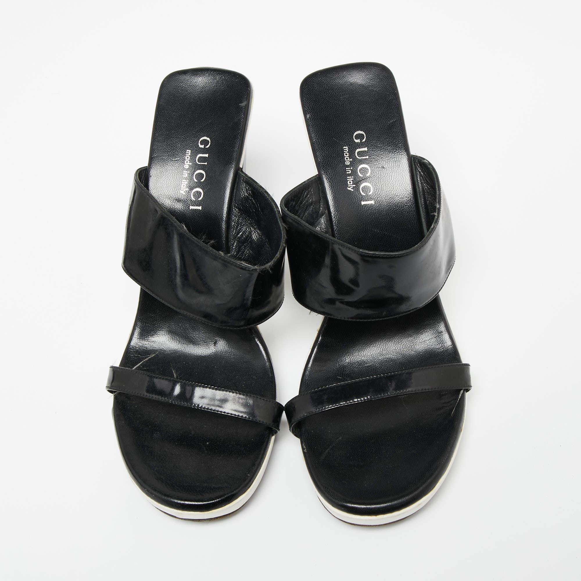 Gucci Black Patent Leather Cut-Out Wedge Slide Sandals Size 38 In Good Condition In Dubai, Al Qouz 2