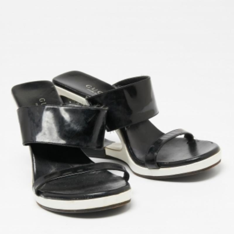 Gucci Black Patent Leather Cut-Out Wedge Slide Sandals Size 38 In Fair Condition For Sale In Dubai, Al Qouz 2