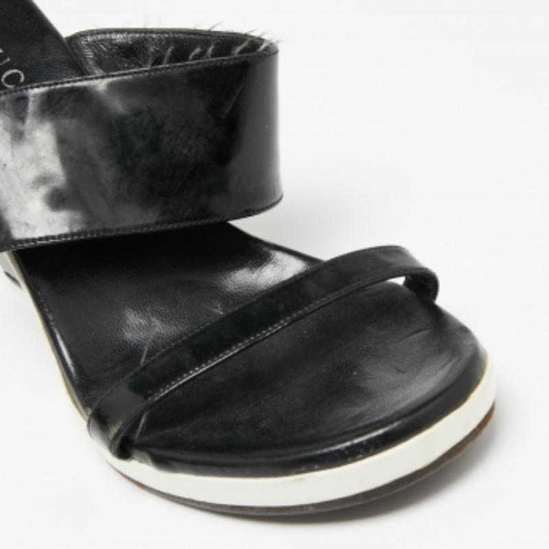 Gucci Black Patent Leather Cut-Out Wedge Slide Sandals Size 38 For Sale 2