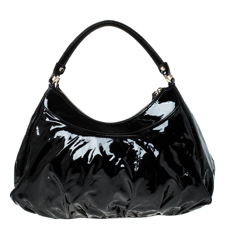 Gucci brings to you this amazing D Ring hobo that is smart and modern. Made in Italy, this black hobo is crafted from patent leather and features a single top handle. The top zipper reveals a fabric lined interior with enough space to hold all your