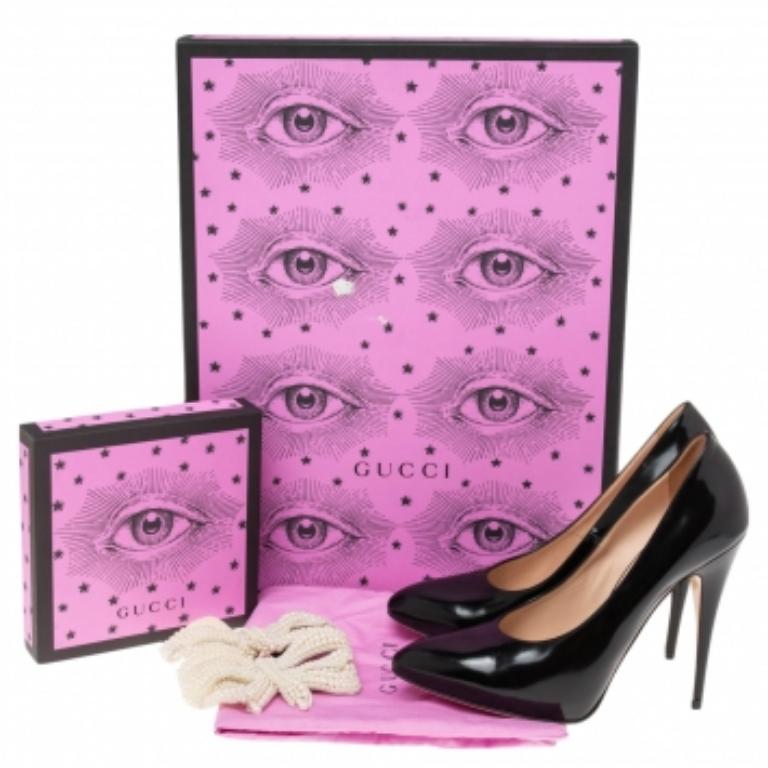 Gucci propose une fois de plus un ensemble d'escarpins époustouflants qui nous émerveillent par leur beauté et leur savoir-faire. Confectionnées en cuir verni, elles présentent une silhouette classique à bouts pointus et sont montées sur des talons