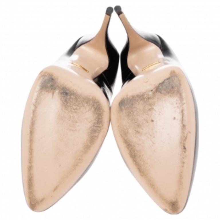 Gucci - Escarpins Elaisa en cuir verni noir avec nœud amovible en fausse perle - Taille 40 Bon état - En vente à Dubai, Al Qouz 2