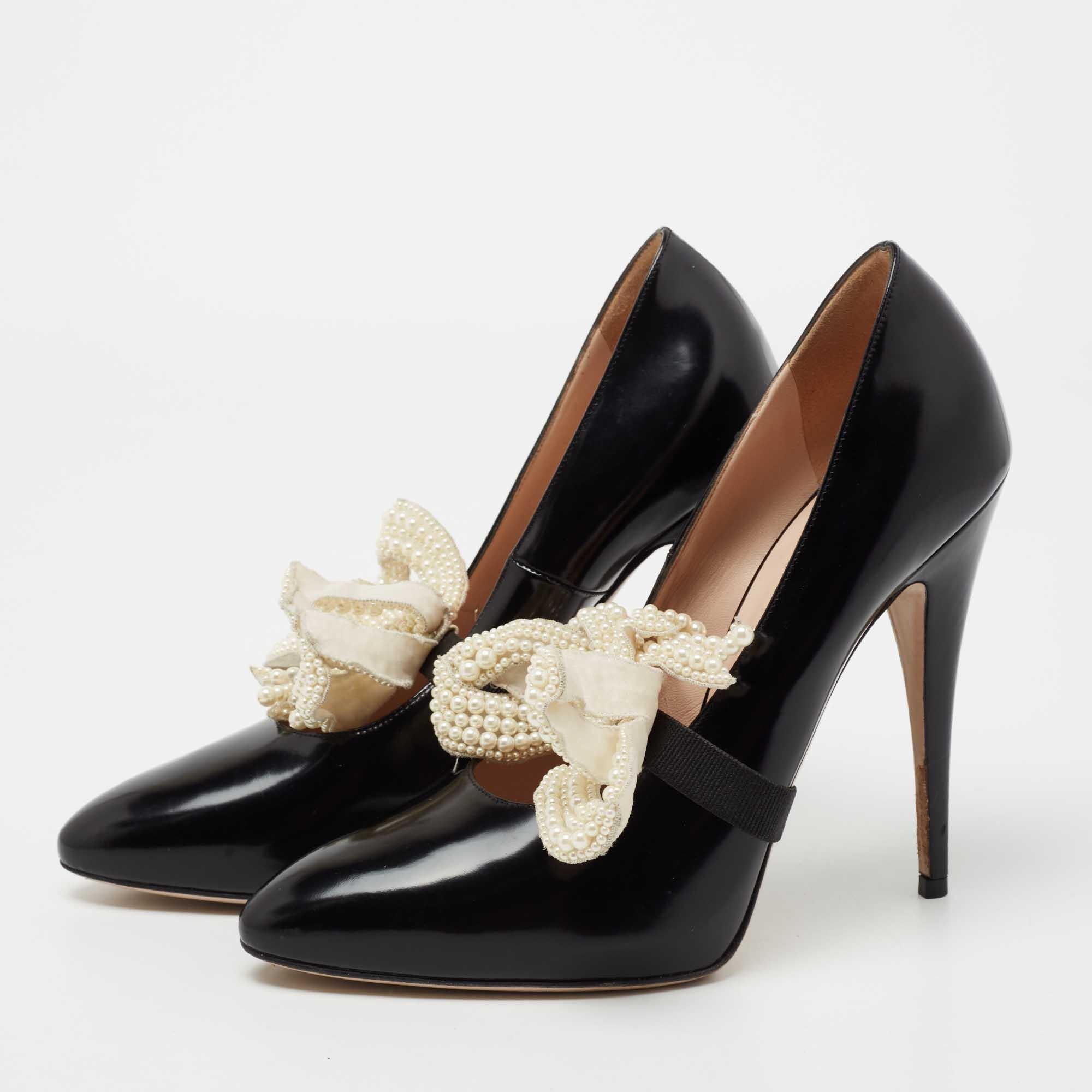 It's a simple pair of black pumps that Gucci elevates by adding a removable crystal-embellished bow detail. So, it's like two shoes for the price of one! The Elaisa pumps are made of patent leather and mounted on 13 cm heels. Dress them up or down,