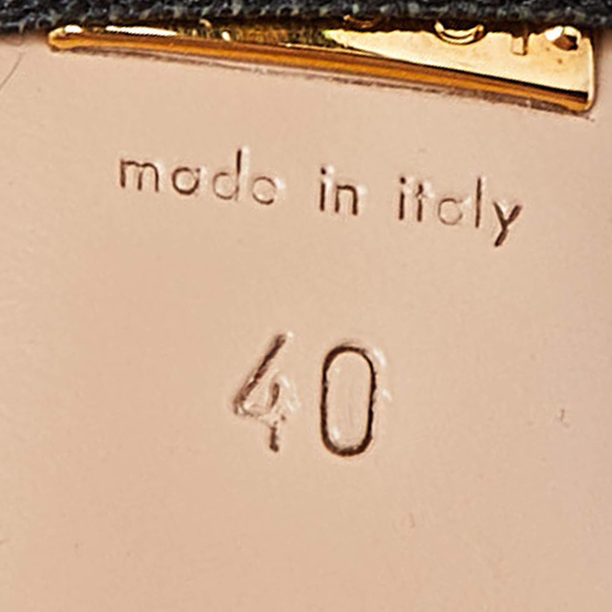 Gucci Elaisa Pumps aus schwarzem Lackleder mit abnehmbarer Perlenschleife Größe 40 im Angebot 2