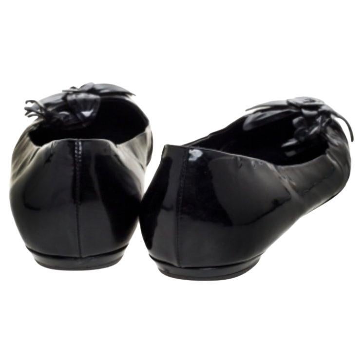 Now here is one pair you'll definitely love wearing! These black ballet flats from Gucci impress with their patent leather construction that is enhanced with square toes and flower embellishments on the vamps. They'll make your feet happy with their