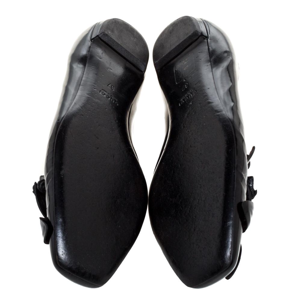 Gucci Black Patent Leather Flower Embellished Ballet Flats Size 37 In Good Condition For Sale In Dubai, Al Qouz 2