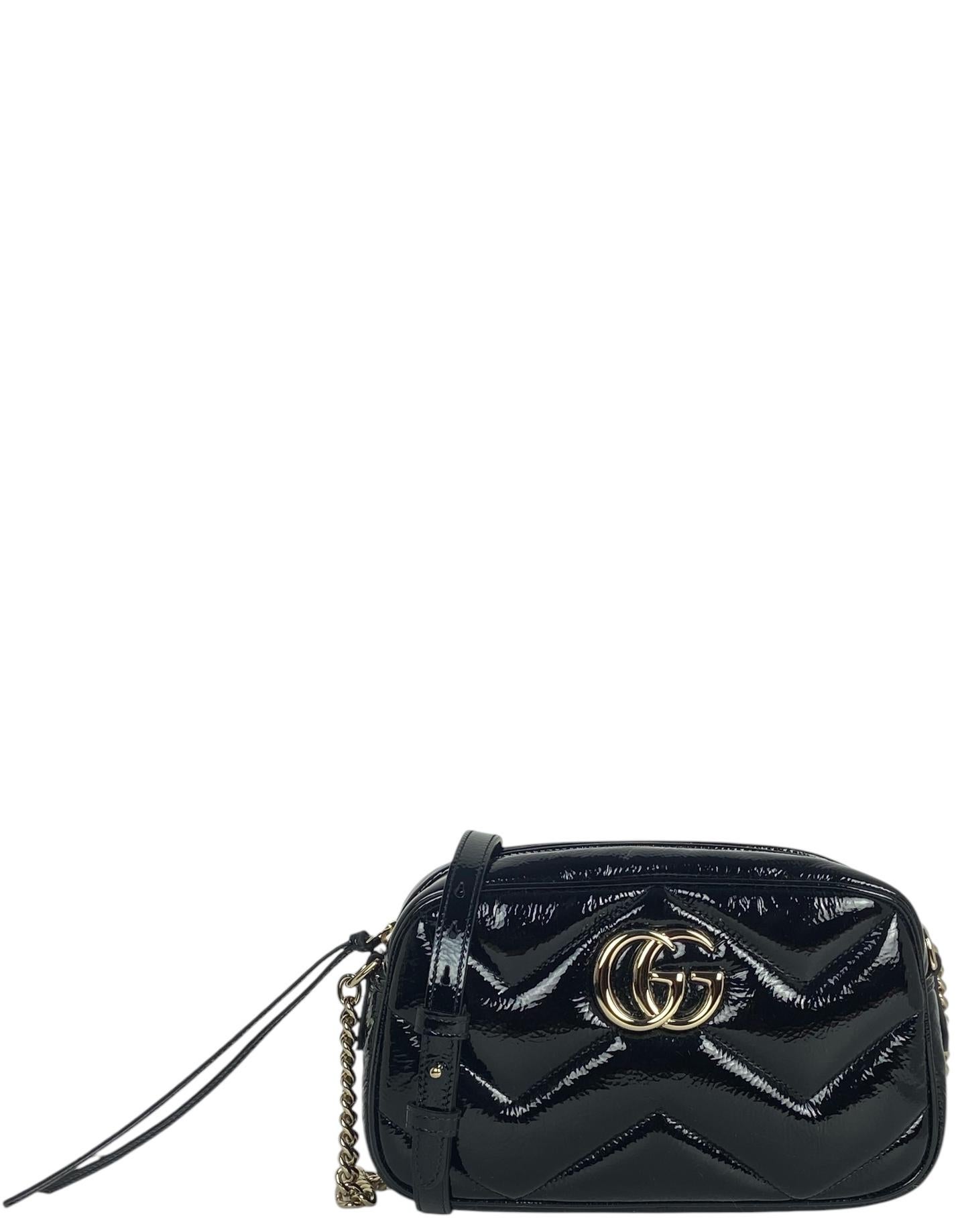 Noir Gucci - Sac à bandoulière Marmont en cuir verni noir GG en vente