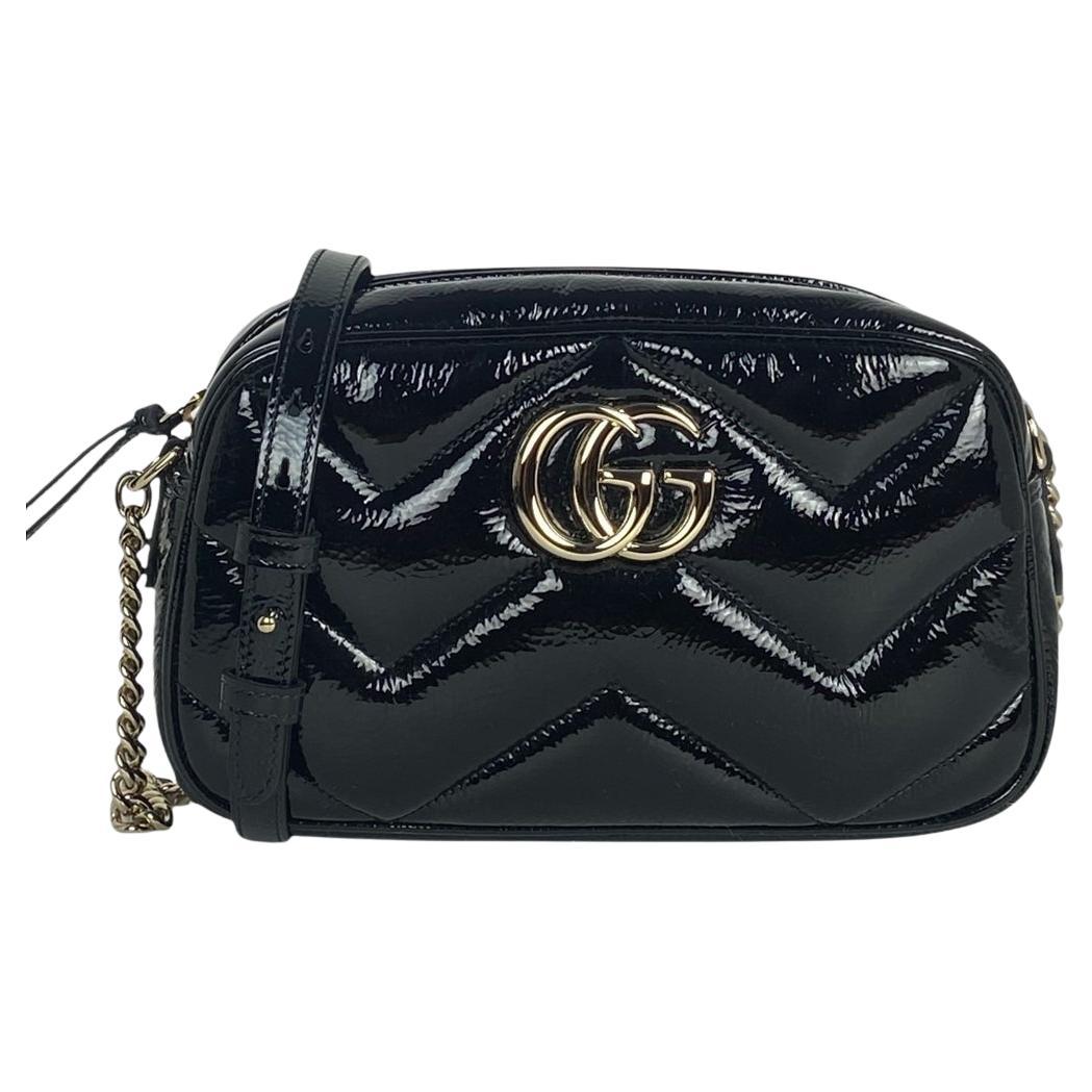 Gucci - Sac à bandoulière Marmont en cuir verni noir GG en vente