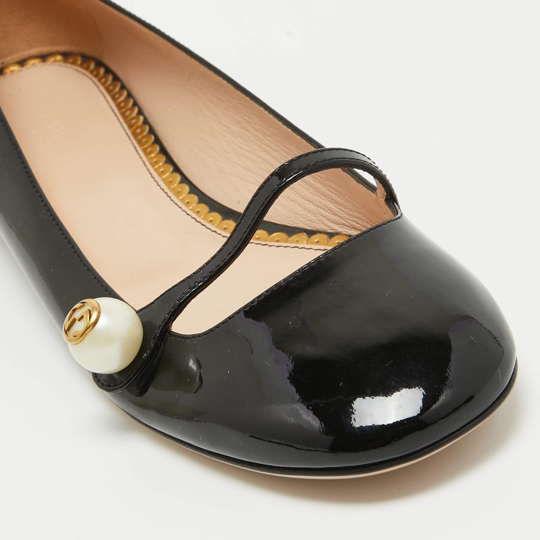 Created by Gucci, these ballet flats are a staple style every shoe collection needs. Constructed using patent leather, the shoes are highlighted by a GG pearl on the exterior.

