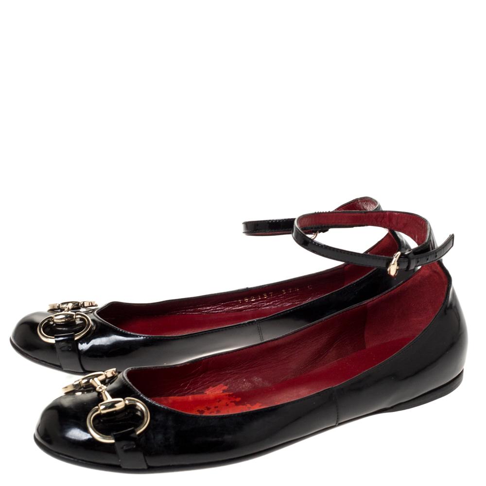 You're all set to shine in these lovely ballet flats from Gucci. The black flats are crafted from patent leather and feature an elegant silhouette. They flaunt round toes, gold-tone Horsebt motif on the vamps, and buckled ankle straps. Pair them