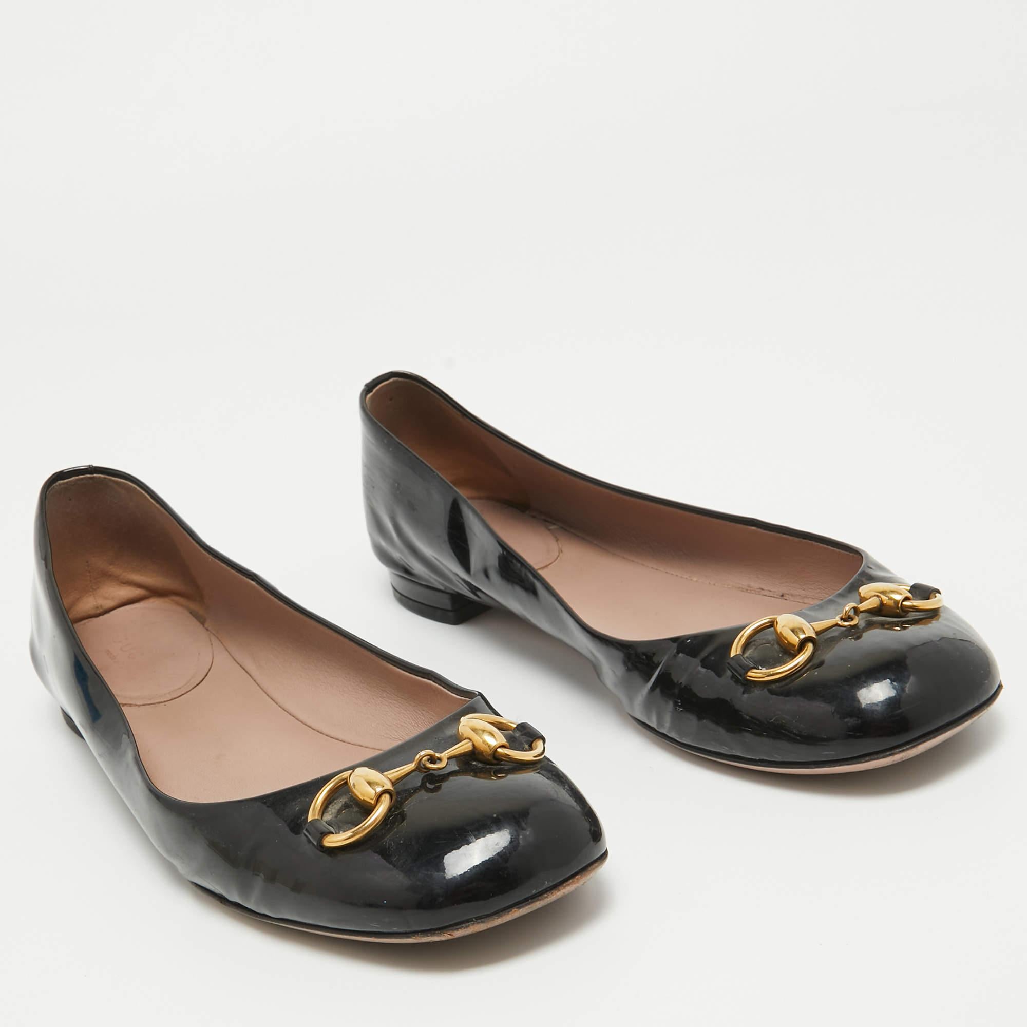 Gucci Black Patent Leather Horsebit Ballet Flats Size 38.5 In Good Condition For Sale In Dubai, Al Qouz 2