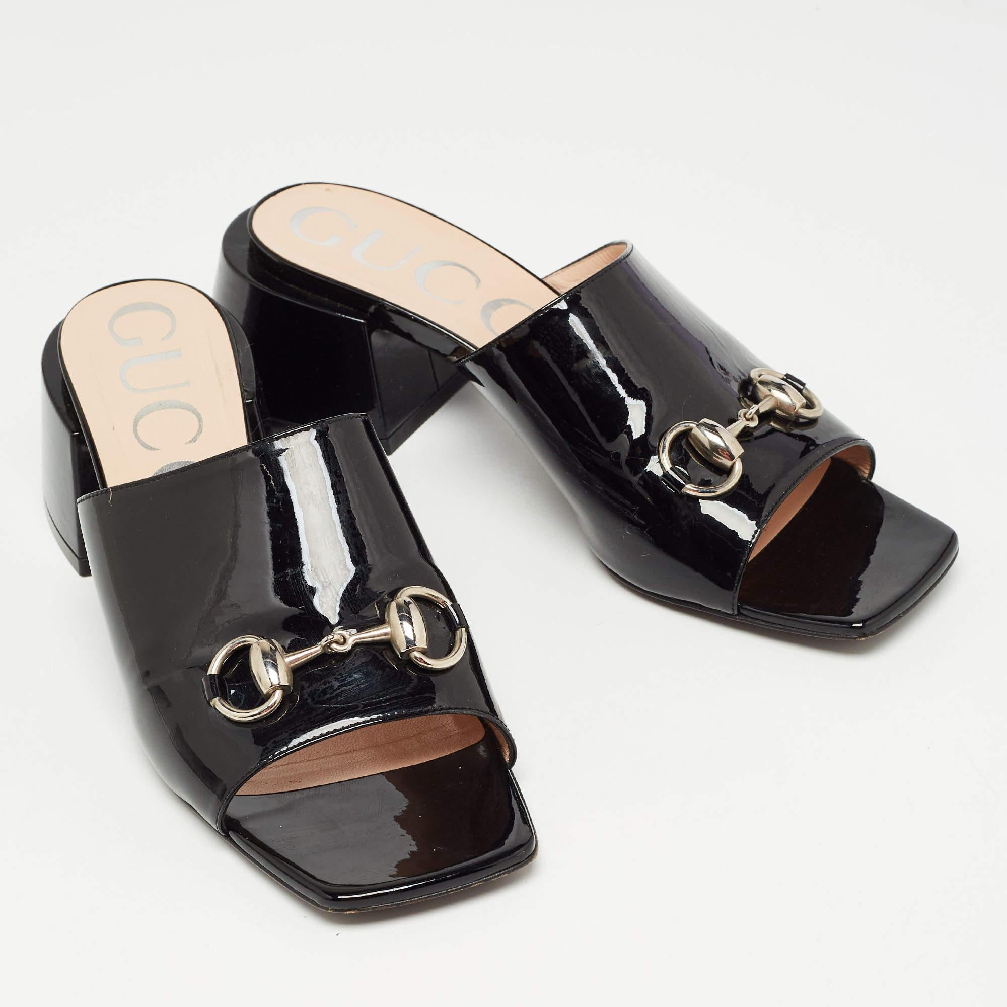 Gucci Schwarze Lackleder Horsebit Block Heel Slide Sandalen Größe 39,5 im Zustand „Gut“ in Dubai, Al Qouz 2