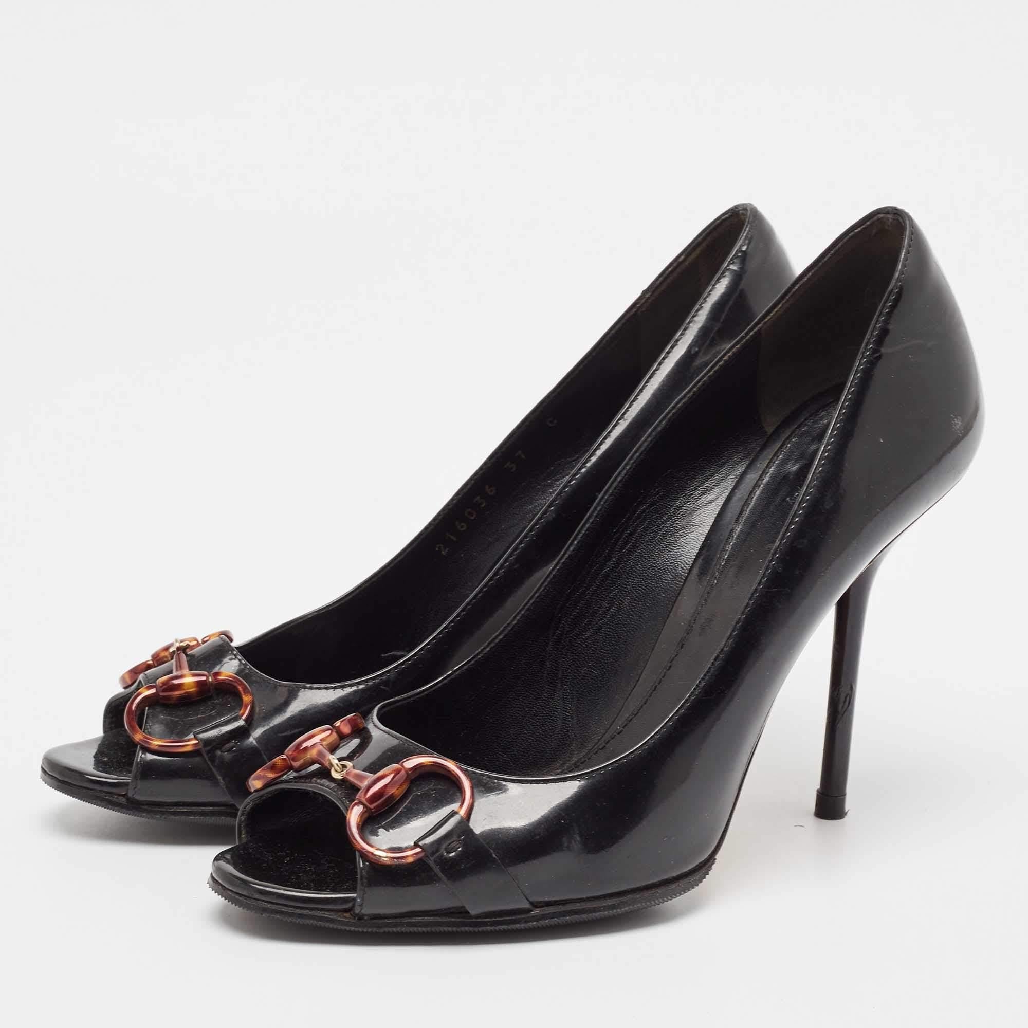 Setzen Sie mit diesen Designer-Pumps ein schickes Stil-Statement. Mit ihren robusten Absätzen und strapazierfähigen Sohlen sind sie perfekt für Ihre modischen Ausflüge