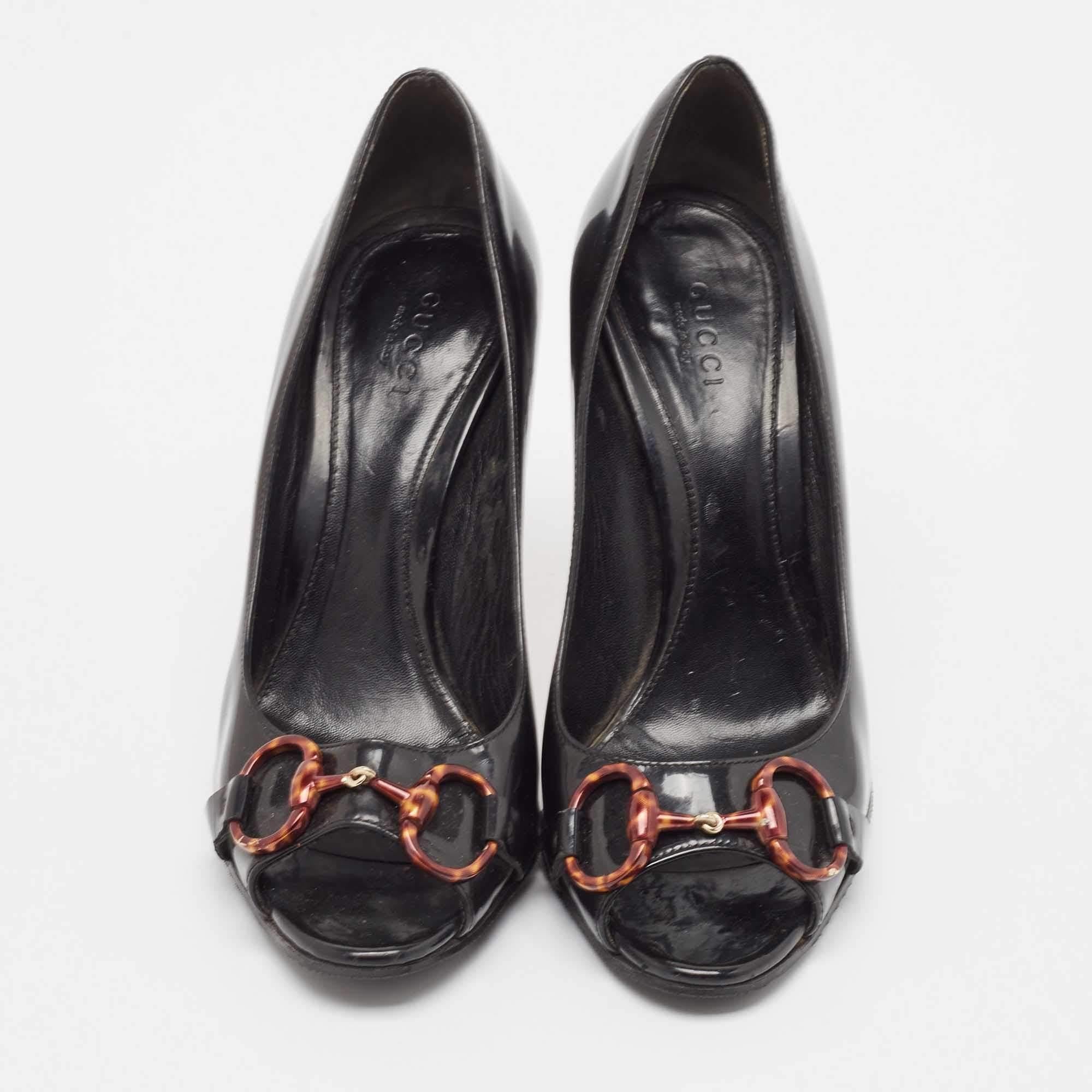 Gucci Horsebit Peep Toe Pumps aus schwarzem Lackleder Größe 37 (Schwarz) im Angebot