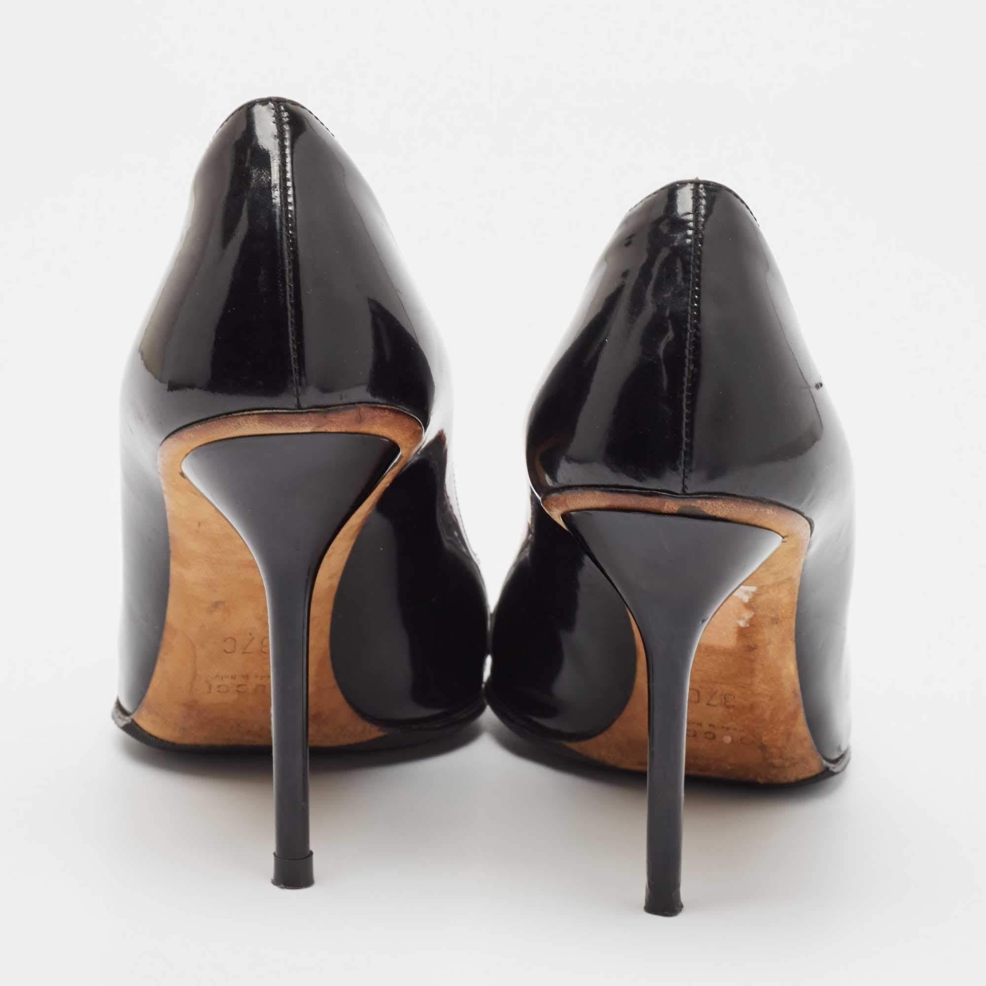Gucci Horsebit Peep Toe Pumps aus schwarzem Lackleder Größe 37 Damen im Angebot