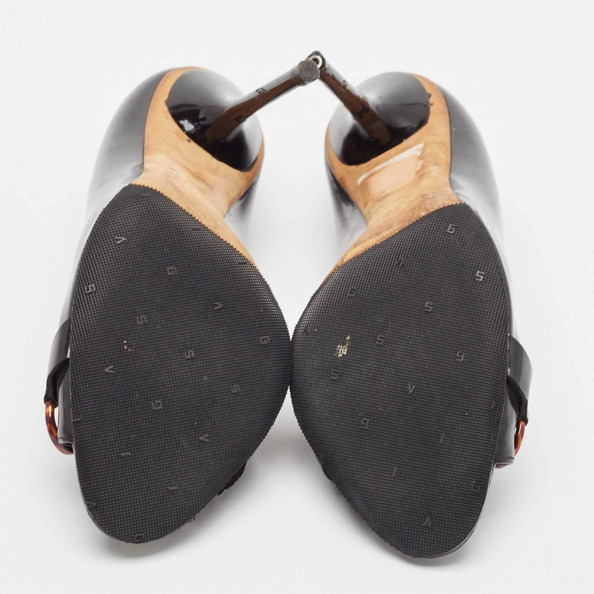 Gucci Horsebit Peep Toe Pumps aus schwarzem Lackleder Größe 37 im Angebot 1