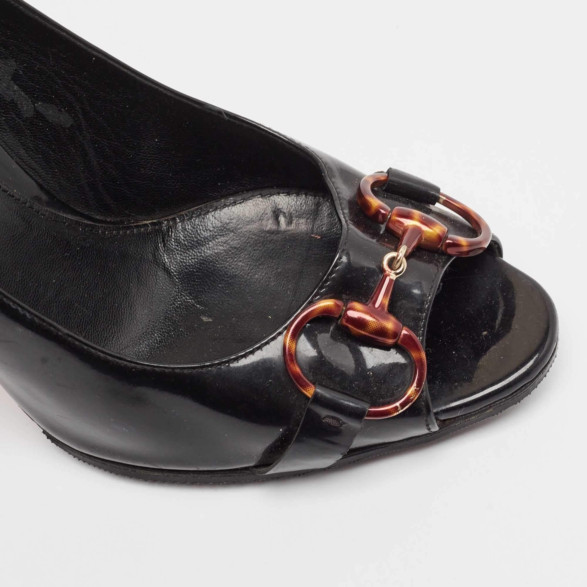 Gucci Horsebit Peep Toe Pumps aus schwarzem Lackleder Größe 37 im Angebot 2