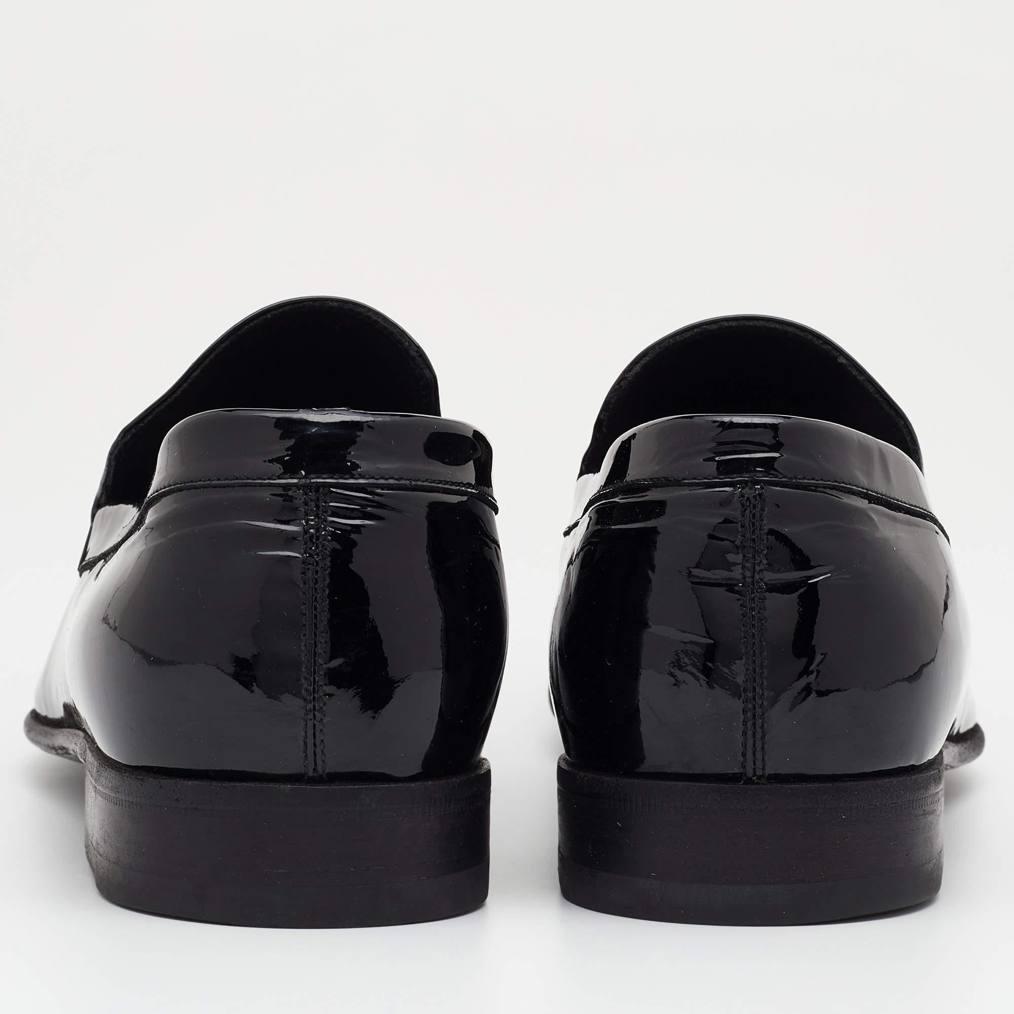 Functional and stylish, Gucci's collections capture the effortless, nonchalant finesse of the modern you. Crafted from patent leather in a black shade, these loafers are so comfortable you'll never want to take them off. They are topped with the