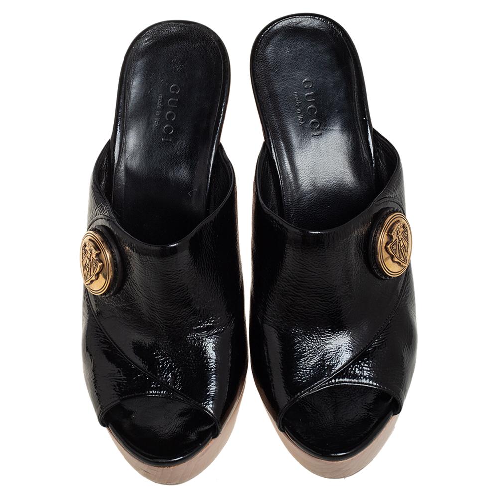 Gucci Black Patent Leather Hysteria Platform Clogs Size 36.5 In Good Condition For Sale In Dubai, Al Qouz 2