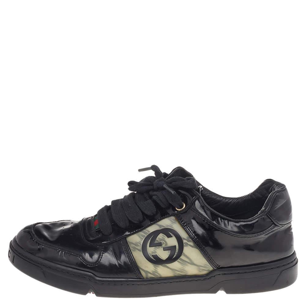  Fall in love with casual wear every time you step out in these sneakers from Gucci. They've been crafted from black patent leather and are styled with laces on the vamps along with the signature interlocking G logo on the quarters. The sneakers are
