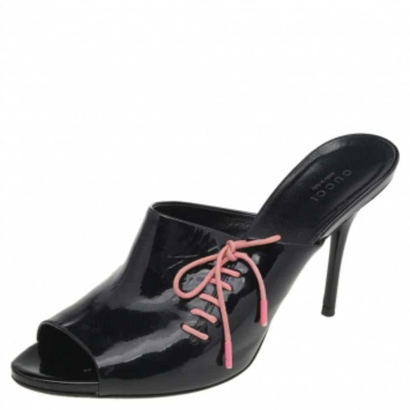 Realizzate in pelle verniciata e sollevate da un tacco sottile, queste mules peep-toe nere saranno un'aggiunta elegante al tuo guardaroba. Questo paio di Gucci è caratterizzato da dettagli in pizzo sulla tomaia.