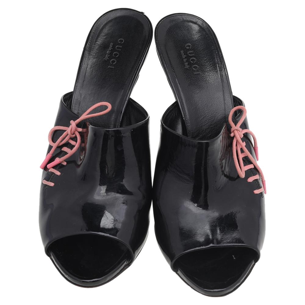 Women's Gucci Black Patent Leather Lace Up Detail Peep Toe Mules Size 39 For Sale