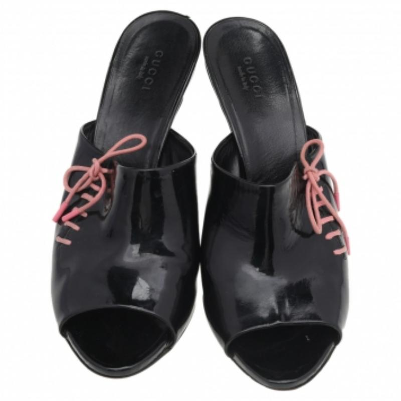 Donna Gucci, vernice nera, dettaglio allacciatura Peep Toe Mules taglia 39 in vendita