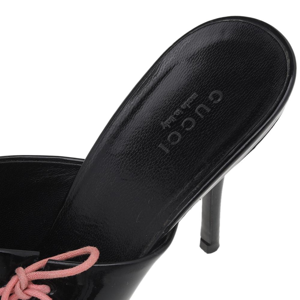 Gucci Black Patent Leather Lace Up Detail Peep Toe Mules Size 39 For Sale 3