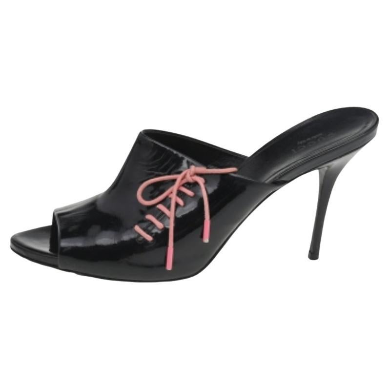 Gucci, vernice nera, dettaglio allacciatura Peep Toe Mules taglia 39 in vendita