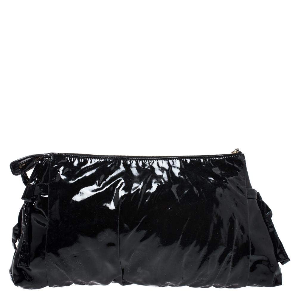 This Gucci clutch is built to suit your stylish ensembles. Crafted from patent leather, it has a black shade and a zipper which secures a nylon interior. The clutch is complete with the signature Hysteria emblem on the front and a