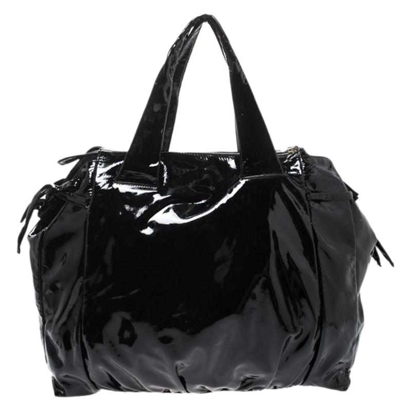 This Gucci hobo is built for everyday use. Crafted from patent leather, it has a glossy black exterior and two handles for you to easily parade it. The nylon insides are sized well and the hobo is complete with the signature emblem on the front in