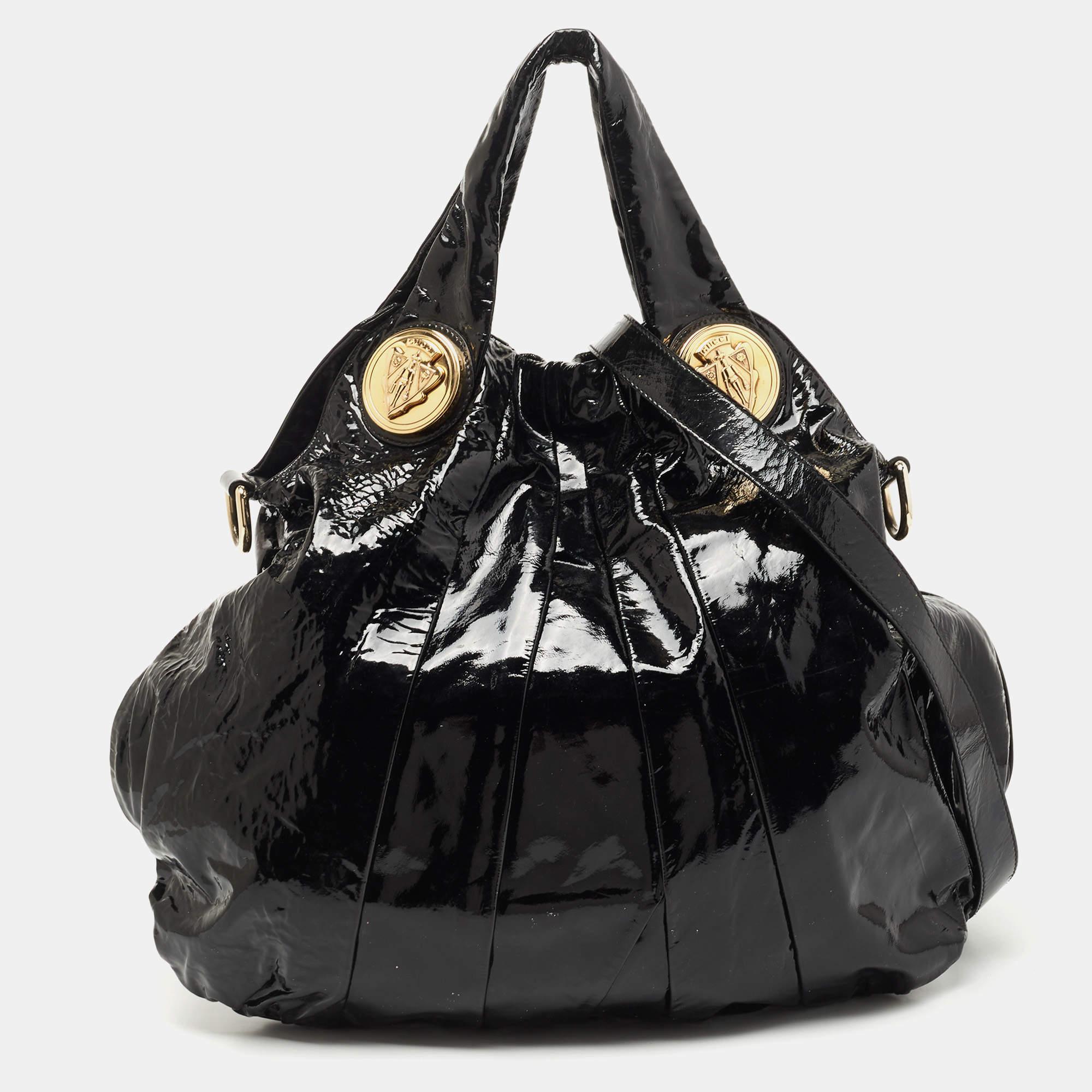 Introduced in 2008, the Gucci Hysteria is loved and admired by style enthusiasts all around the world. The nylon interior of this hobo is spaciously sized to keep your daily belongings safe. Created from patent leather, the Gucci crest accents on