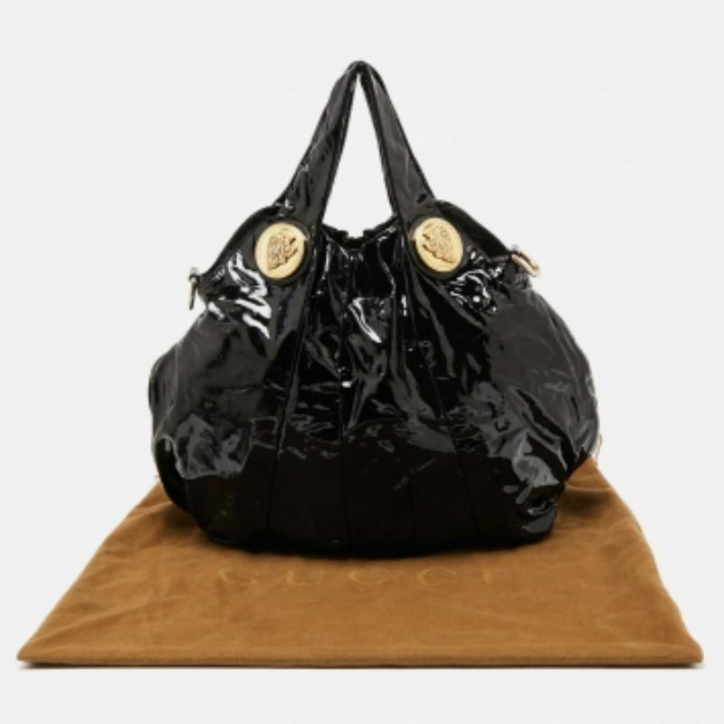 Introdotta nel 2008, la Gucci Hysteria è amata e ammirata dall'élite della moda di tutto il mondo. L'interno foderato in nylon di questa tote è spazioso per tenere al sicuro i tuoi oggetti quotidiani. Creata in pelle verniciata, lo stemma di Gucci