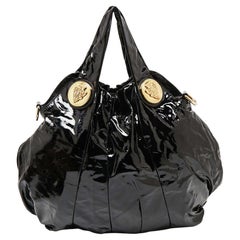 Große Hysteria-Tasche aus schwarzem Lackleder von Gucci