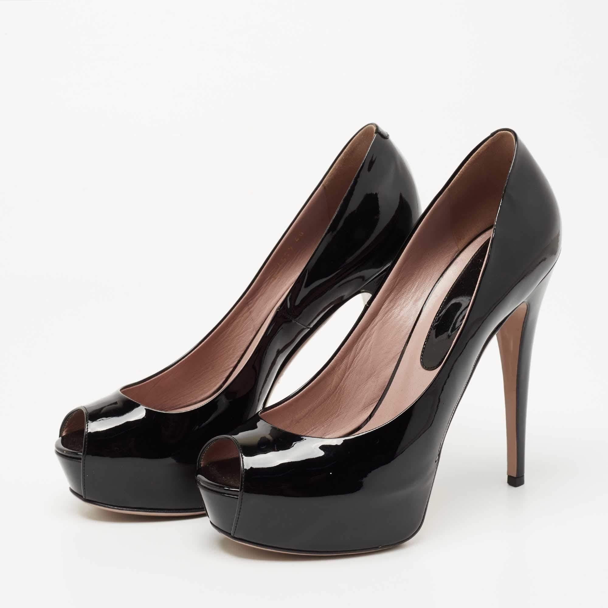 This pair of pumps is uniquely designed and makes for a distinct appearance. Created from quality materials, it is enriched with classic elements.

