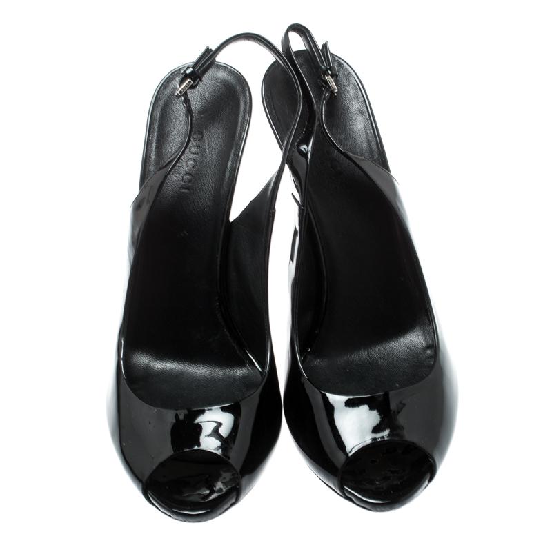 Exuding a polished finish, these Gucci sandals are crafted in black patent leather with contemporary peep-toes. The pair is elevated with 11 CM stiletto heels. The adjustable slingback straps and leather lining ensures you walk with utmost comfort.