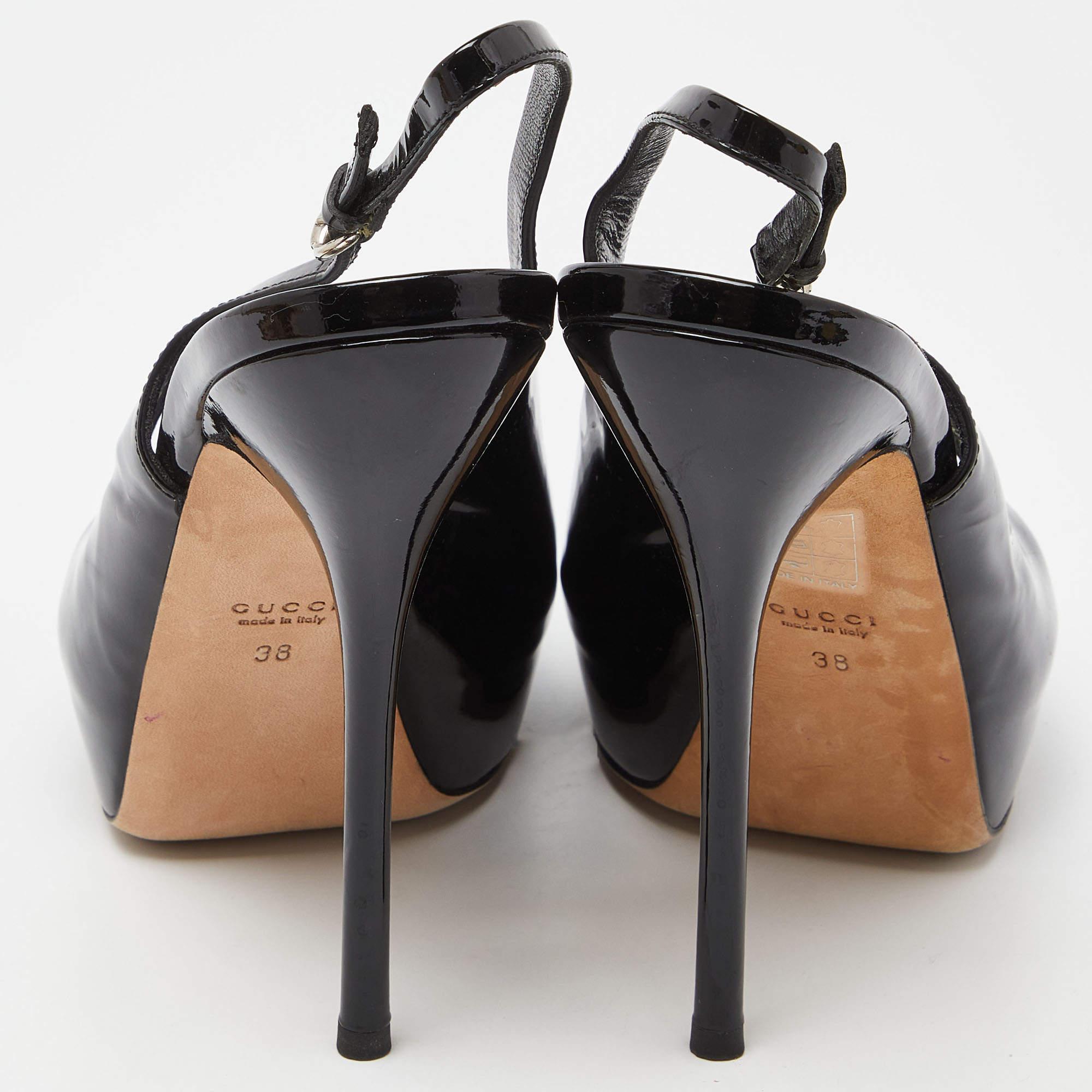 Gucci Schwarze Peep Toe Slingback-Sandalen aus Lackleder Größe 38 im Angebot 1