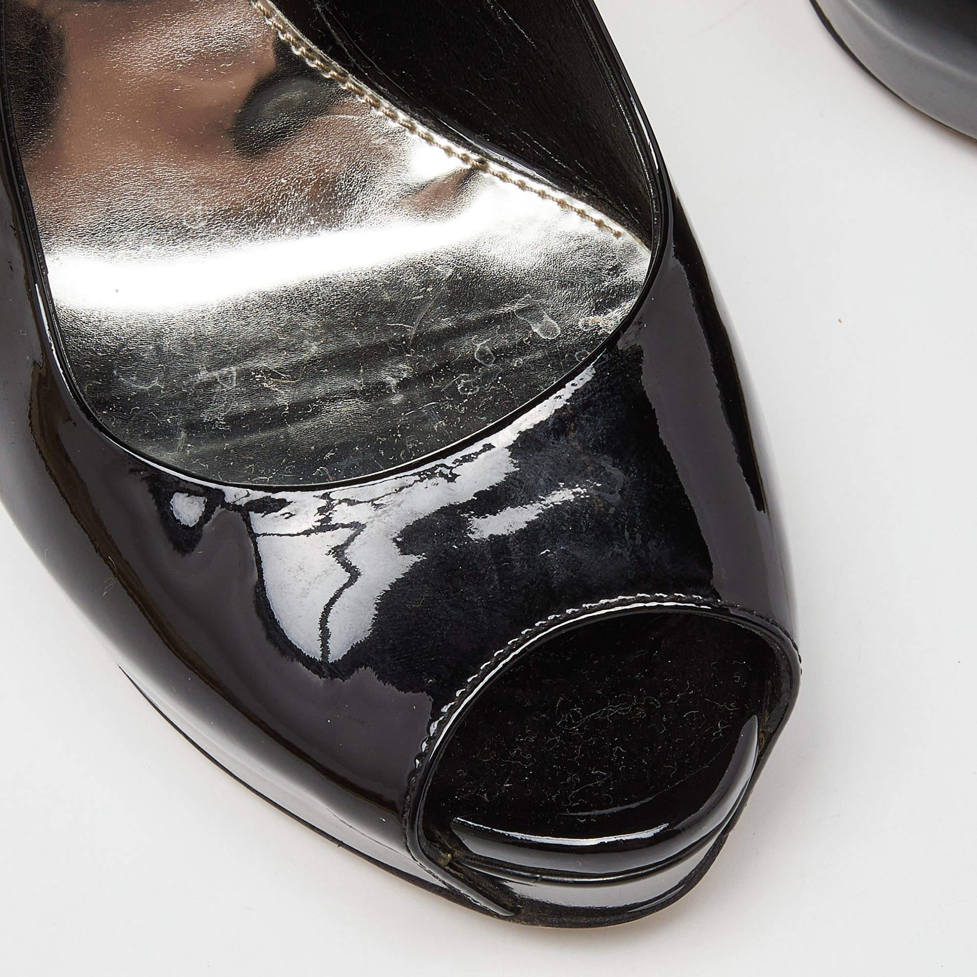 Gucci Schwarze Peep Toe Slingback-Sandalen aus Lackleder Größe 38 im Angebot 3
