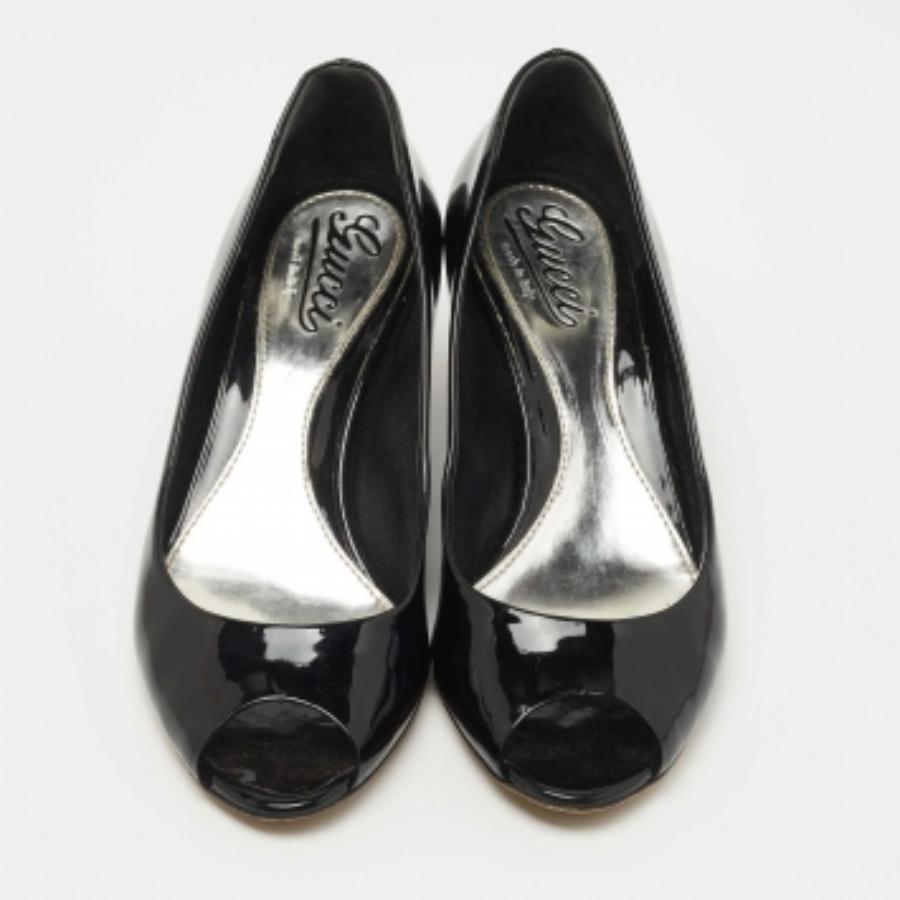 Sfoggiate uno stile elegante con questo paio di décolleté. Queste scarpe eleganti sono realizzate con materiali di qualità. Sono montati su suole resistenti e tacchi eleganti.
