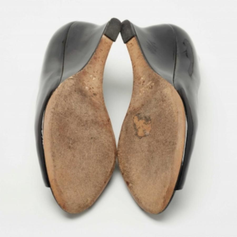 Gucci Pumps con zeppa in vernice nera taglia 36 In condizioni buone a Dubai, Al Qouz 2