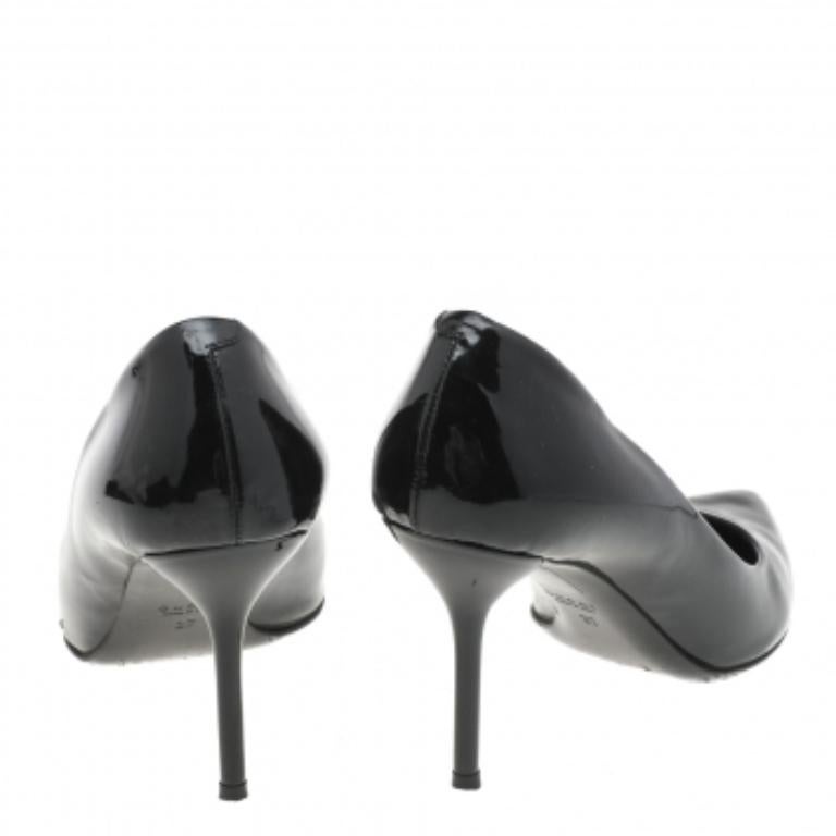 Ces escarpins noirs de la maison Gucci sont vraiment magnifiques et valent l'investissement ! Elles sont confectionnées en cuir verni et dotées de bouts pointus. Des semelles en cuir et des talons élancés de 8,5 cm apportent la touche finale à cette