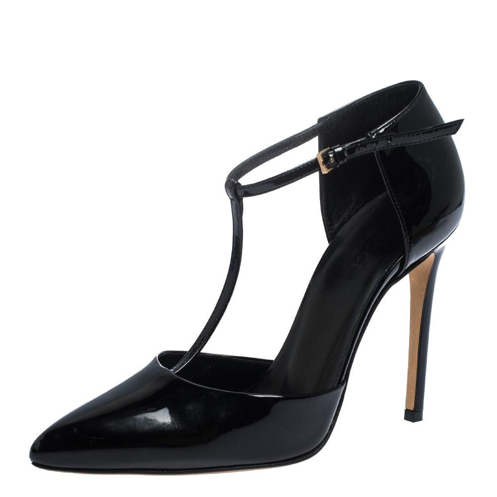 These pumps from Gucci are sure to add oodles of style to your closet! The black pumps are crafted from patent leather and feature pointed toes. They flaunt a T-strap silhouette and come equipped with covered counters coupled with buckled ankle